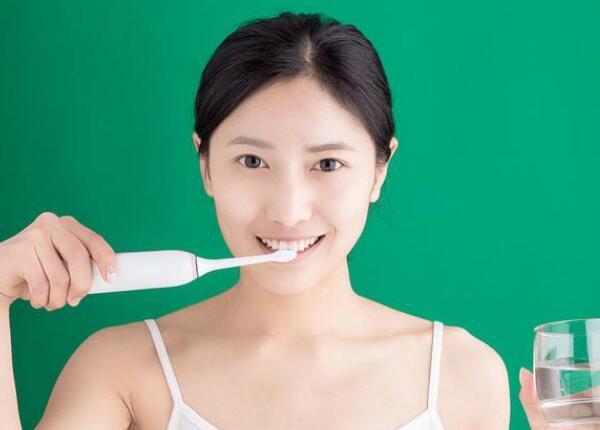 使用電動牙刷刷牙 電動牙刷怎么刷牙