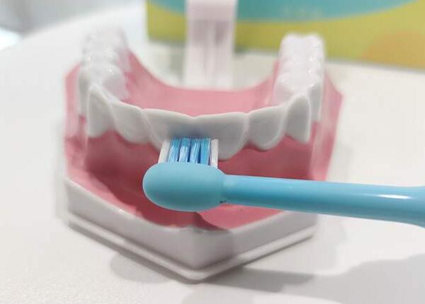 兒童用電動(dòng)牙刷的利弊了解，掌握孩子的口腔健康