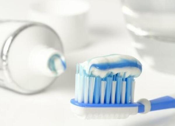 手動(dòng)牙刷一般多久要換？牢記這些手動(dòng)牙刷使用小常識(shí)