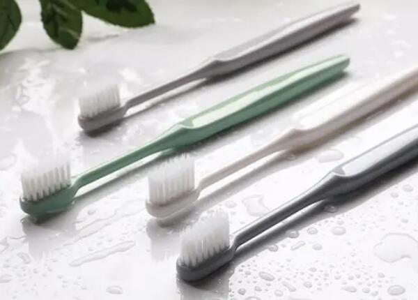手動(dòng)牙刷刷毛選擇什么材質(zhì)？常見的兩大牙刷刷毛材質(zhì)介紹