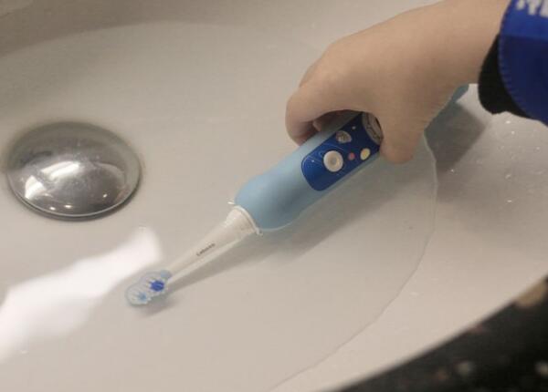 兒童電動牙刷使用操作 兒童電動牙刷第一次使用如何操作